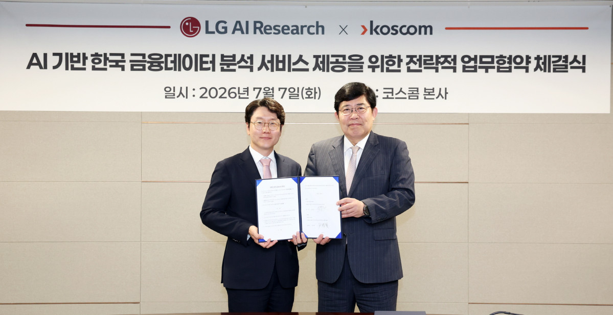 ▲7일 서울 여의도 코스콤 본사에서 임우형 LG AI연구원장(왼쪽)과 윤창현 코스콤 사장(오른쪽)이 기념사진을 촬영하고 있다. (사진=LG)