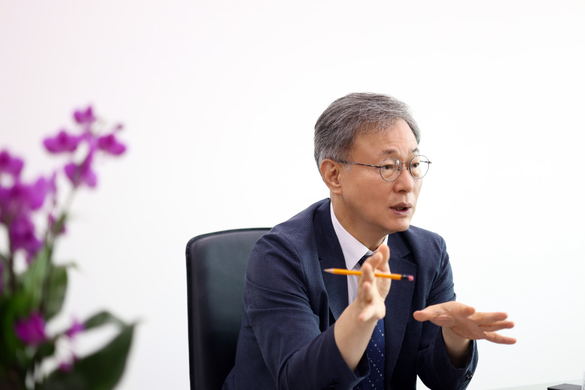 ▲장인홍 서울특별시 구로구청장이 7일 구청장 집무실에서 본지와 인터뷰를 진행하고 있다. (사진 제공 = 서울 구로구)