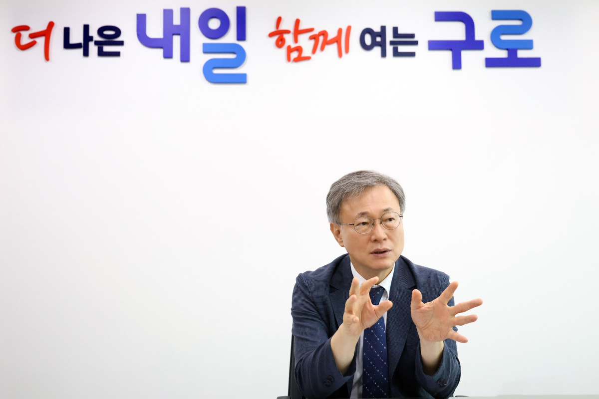 ▲장인홍 서울특별시 구로구청장이 7일 구청장 집무실에서 본지와 인터뷰를 갖고 있다. (사진 제공 = 서울 구로구)