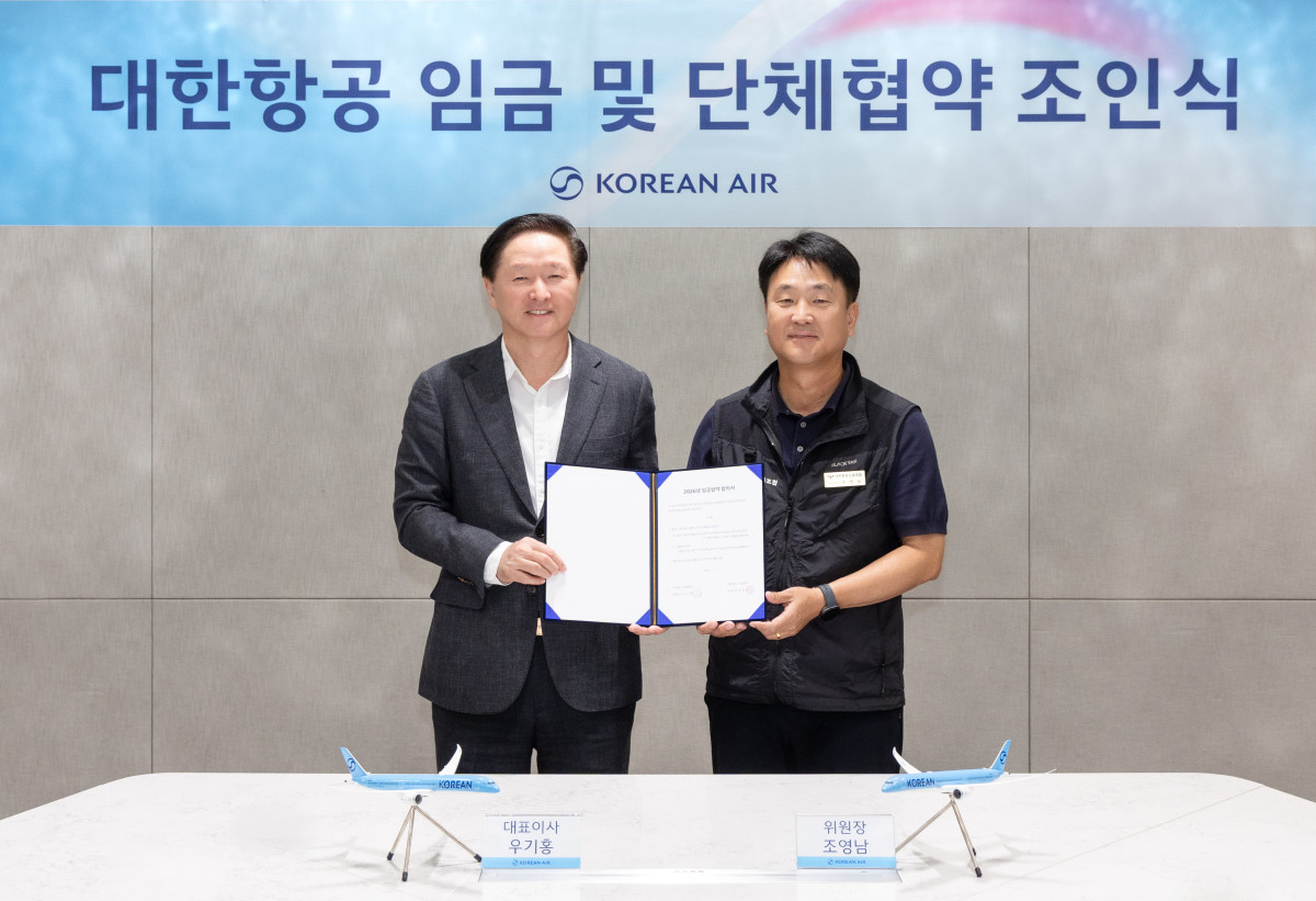 ▲대한항공은 7일 오전 서울 강서구 대한항공 본사에서 우기홍 대한항공 부회장(왼쪽)과 조영남 대한항공 노동조합위원장(오른쪽) 등 노사 관계자가 참석한 가운데 ‘2026년 임단협 조인식’을 개최했다. (사진=대한항공)