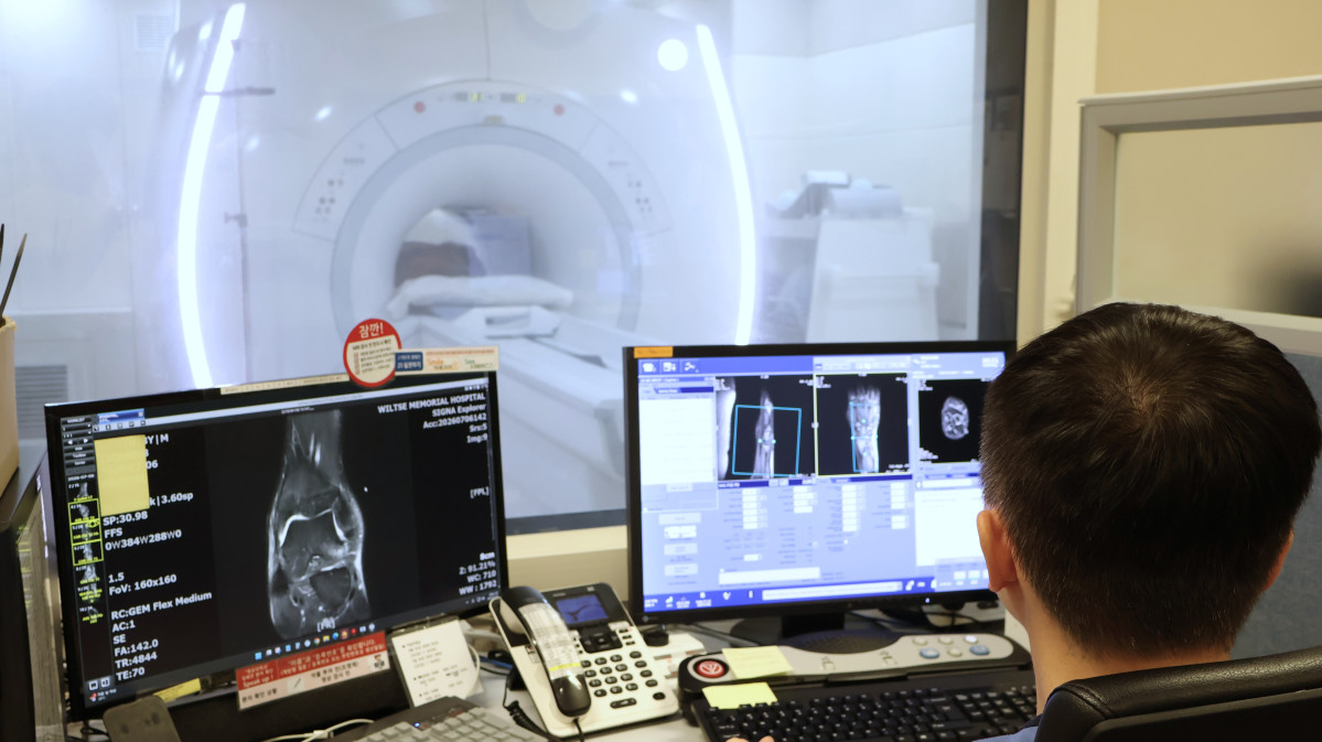 ▲안양윌스기념병원 의료진이 MRI실에서 AI 딥러닝 기반 최신 MRI 장비 'SIGNA Works Explorer 1.5T'로 촬영한 영상을 확인하며 검사를 진행하고 있다. (안양 윌스기념병원)