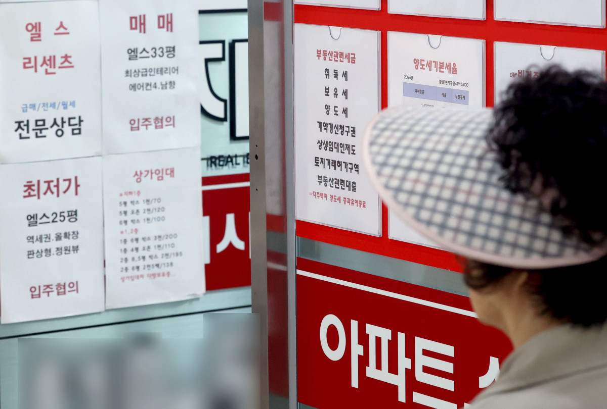 ▲지난해 종합부동산세 결정세액의 87%가 상위 10% 납세자에게 집중됐다. 개인 종부세 납부자 중에서는 60세 이상 고령층이 인원과 세액에서 모두 절반 이상을 차지했다. 은퇴 세대 자산이 부동산을 중심으로 형성된 영향으로 분석된다. 7일 국세청 국세통계포털에 따르면 지난해 토지와 주택을 포괄한 종합부동산세 결정세액(개인+법인)은 4조8565억원으로 집계됐다. 이 가운데 상위 10% 납세자의 결정세액은 4조2420억원으로 전체의 87.3%를 차지했다. 연령대별로는 노령층 쏠림이 두드러졌다. 지난해 개인 종부세 납세자는 54만8177명, 결정세액은 1조3195억원이었다. 이 가운데 60세 이상 납세자는 28만4950명으로 전체의 52.0%를 차지했다. 60세 이상이 낸 종부세액은 7530억원으로 전체 개인 종부세액의 57.1%에 달했다. 이날 서울 송파구 한 공인중개사사무소에 세금 관련 안내문이 게시돼 있다. 신태현 기자 holjjak@