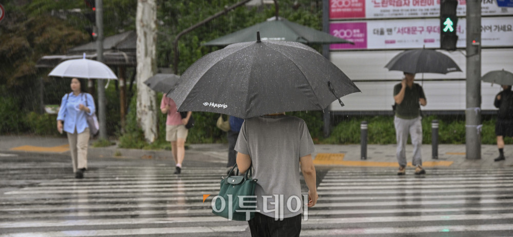 ▲서울 서대문구 증산교 일대에서 우산을 쓴 시민들이 비를 피해 발걸음을 재촉하고 있다. (이투데이DB)