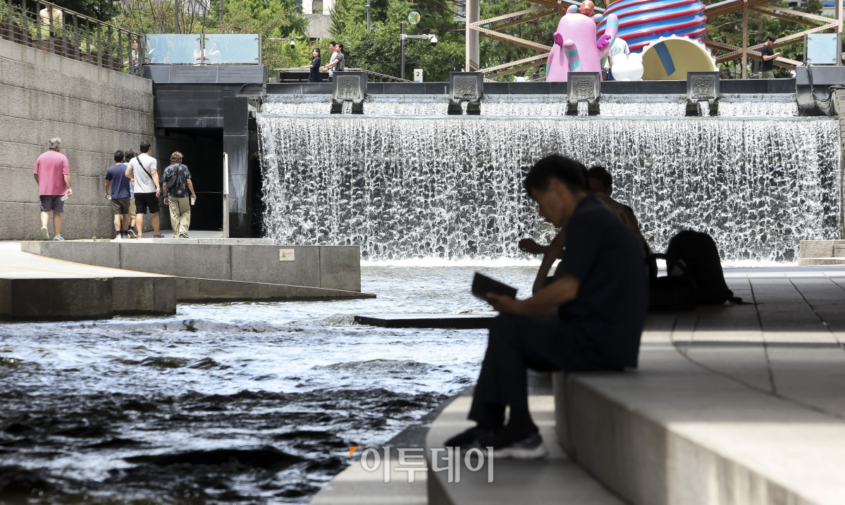 ▲절기상 '소서'를 맞은 7일 서울 청계천을 찾은 시민들이 더위를 식히고 있다. 이날 기상청은 정체전선이 약해지며 호우특보가 모두 해제된 반면, 오전 11시를 기준으로 전국 대부분 지역에 폭염특보를 발효했다. 고성준 기자 joonko1@