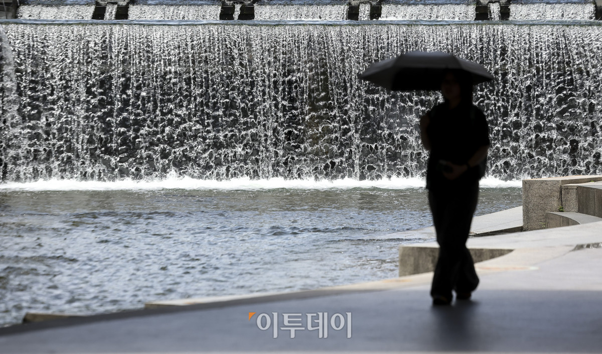 ▲절기상 '소서'를 맞은 7일 서울 청계천을 찾은 시민들이 더위를 식히고 있다. 이날 기상청은 정체전선이 약해지며 호우특보가 모두 해제된 반면, 오전 11시를 기준으로 전국 대부분 지역에 폭염특보를 발효했다. 고성준 기자 joonko1@