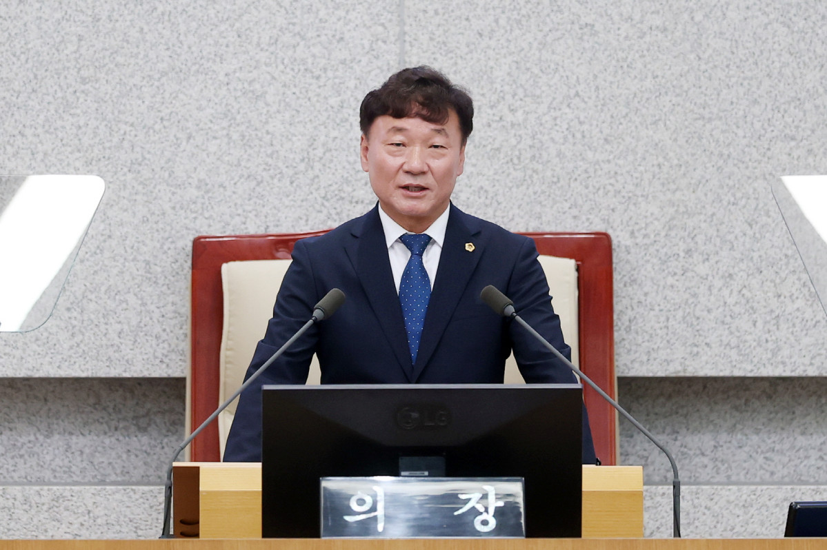 ▲남종섭 경기도의회 신임 의장이 7일 도의회 본회의장에서 열린 '제392회 임시회' 제1차 본회의에서 제12대 전반기 의장으로 선출된 뒤 당선 인사를 하고 있다. (경기도의회)