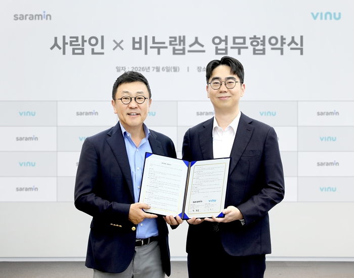 ▲6일 서울 마곡 원그로브 사람인 본사에서 열린 ‘사람인과 비누랩스의 전략적 업무협약식’에서 황현순 사람인 대표(왼쪽)와 김한이 비누랩스 대표가 기념사진을 찍고 있다. (사진제공=사람인)