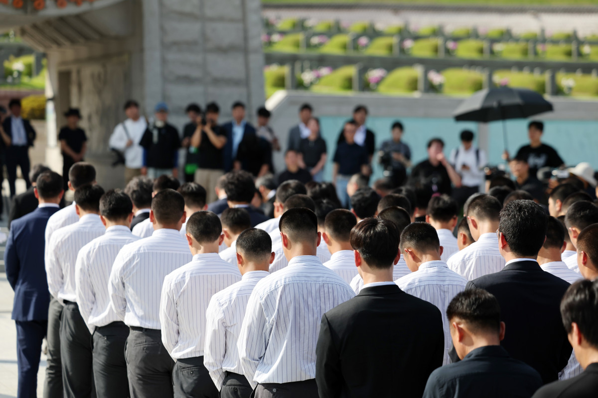 ▲6일 오후 전남광주통합특별시 북구 국립 5·18 민주묘지에서 광주제일고등학교·배재고등학교 학생들이 참배하고 있다. (연합뉴스)