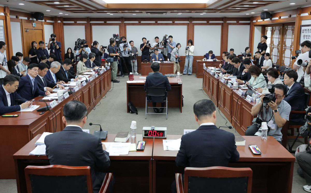 ▲6·3 지방선거 투표용지 부족 사태 국정조사특위 윤상현 위원장을 비롯한 위원들이 7일 경기 과천 중앙선거관리위원회에서 열린 현장조사 및 전체회의에 참석하고 있다. 사진=연합뉴스
