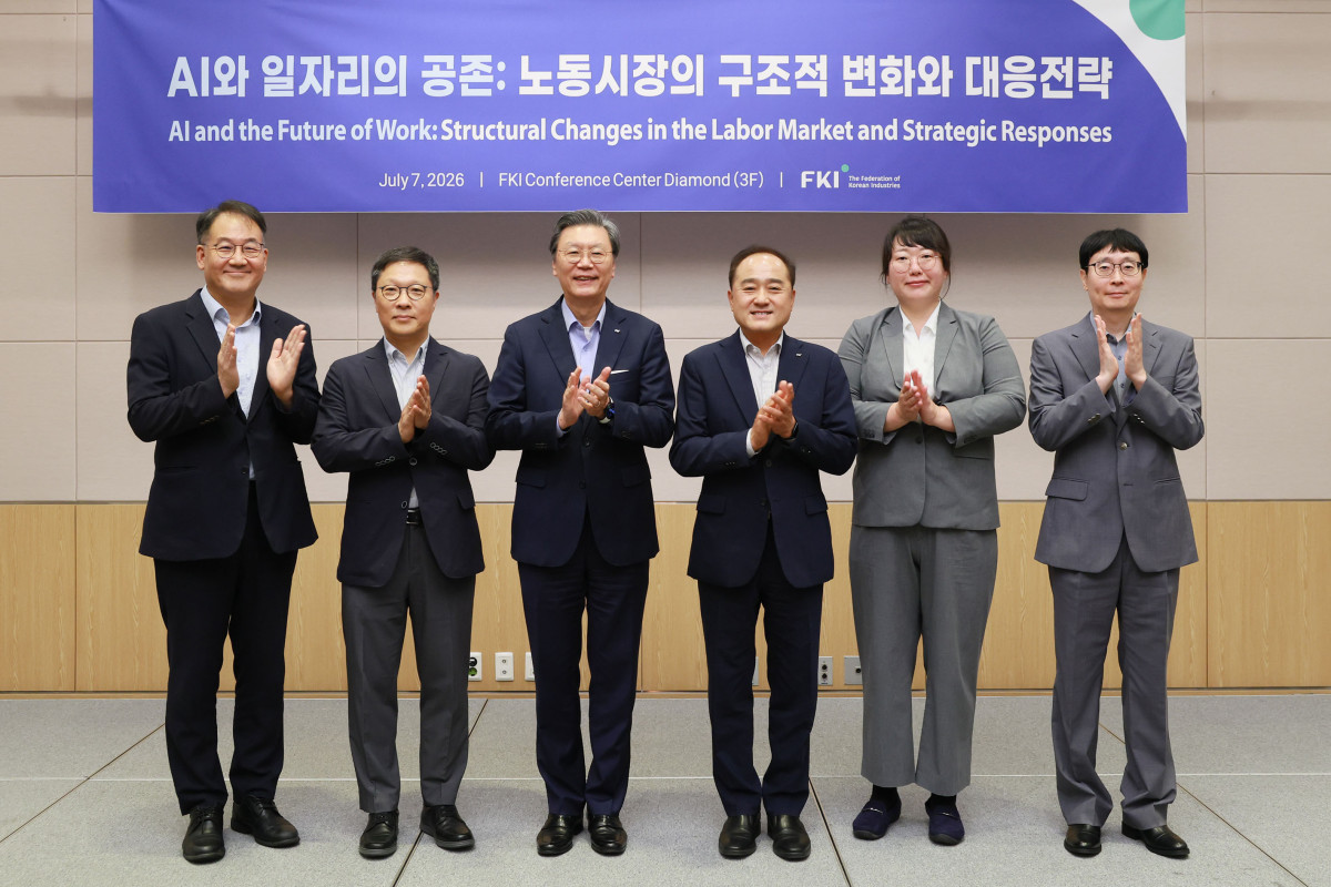 ▲김창범 한국경제인협회 부회장을 비롯한 내빈들이 7일 FKI타워 컨퍼런스센터에서 열린 'AI와 일자리의 공존: 노동시장의 구조적 변화와 대응전략 세미나'에 참석해 기념촬영을 하고 있다. 이번 세미나는 AI 확산에 따른 고용 구조의 전환 과정에서 생산성 향상과 고용 불안정이 동시에 심화되는 상황에 대응하고, 고용 안정과 산업 경쟁력을 함께 제고하기 위한 정책 방안을 모색하기 위해 마련됐다. 사진 왼쪽부터 노민선 중소벤처기업언구원 실장, 이철희 서울대 교수, 김창범 한경협 부회장, 정철 한경협 CRO 겸 한경연 원장, 길은선 산업연구원 연구위원, 유진성 한경연 수석연구위원 (한경협)