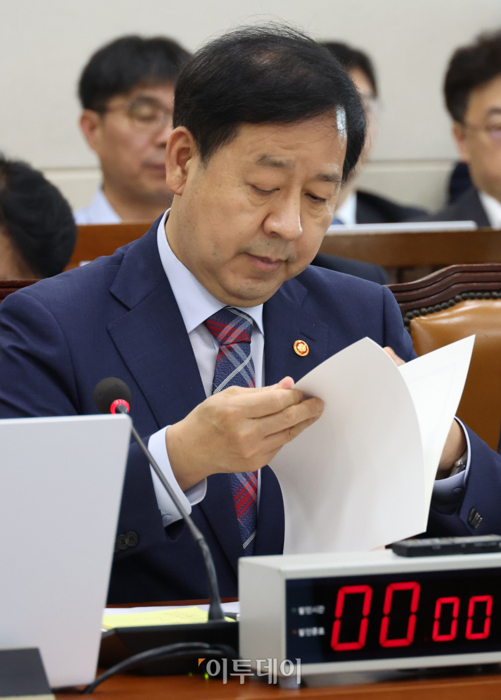 ▲구윤철 부총리 겸 재정경제부 장관이 7일 서울 여의도 국회에서 열린 후반기 재정경제기획위원회 첫 전체회의에서 업무보고를 자료를 살펴보고 있다. 고이란 기자 photoeran@