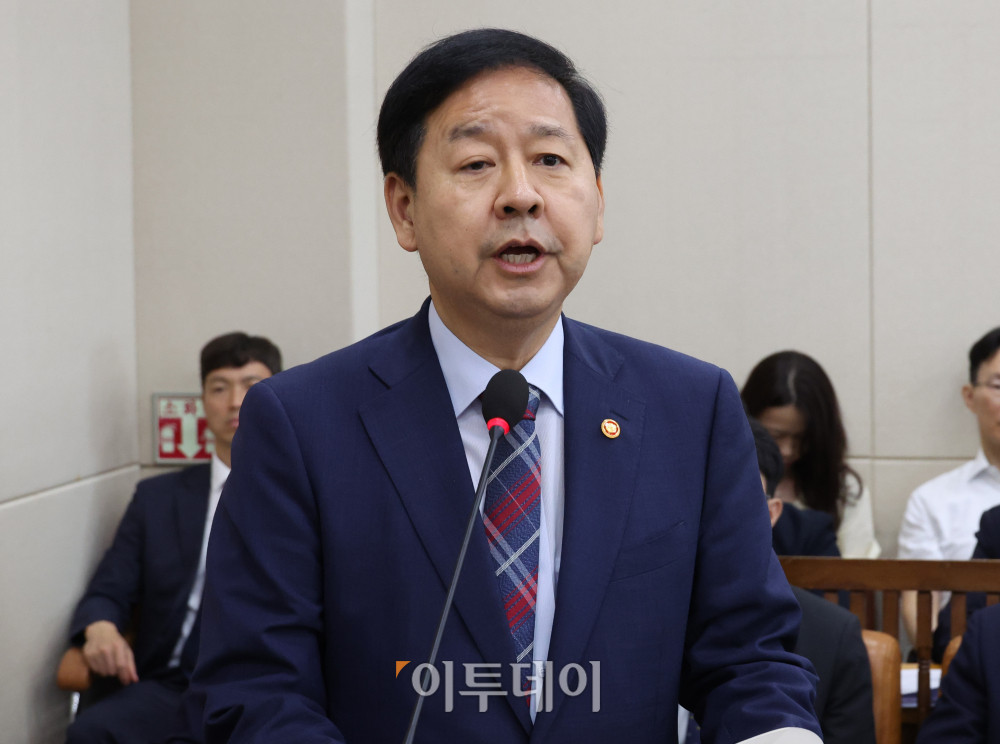 ▲구윤철 부총리 겸 재정경제부 장관이 7일 서울 여의도 국회에서 열린 후반기 재정경제기획위원회 첫 전체회의에서 업무보고를 하고 있다. 고이란 기자 photoeran@