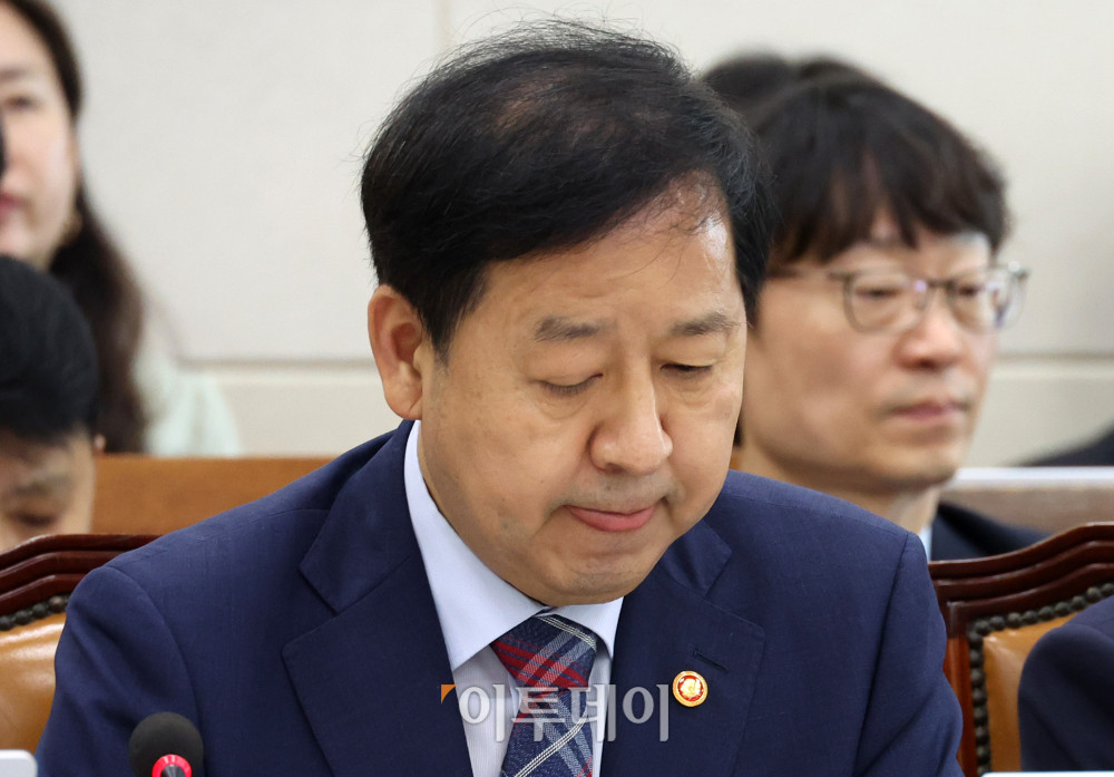 ▲구윤철 부총리 겸 재정경제부 장관이 7일 서울 여의도 국회에서 열린 후반기 재정경제기획위원회 첫 전체회의에서 업무보고를 자료를 살펴보고 있다. 고이란 기자 photoeran@