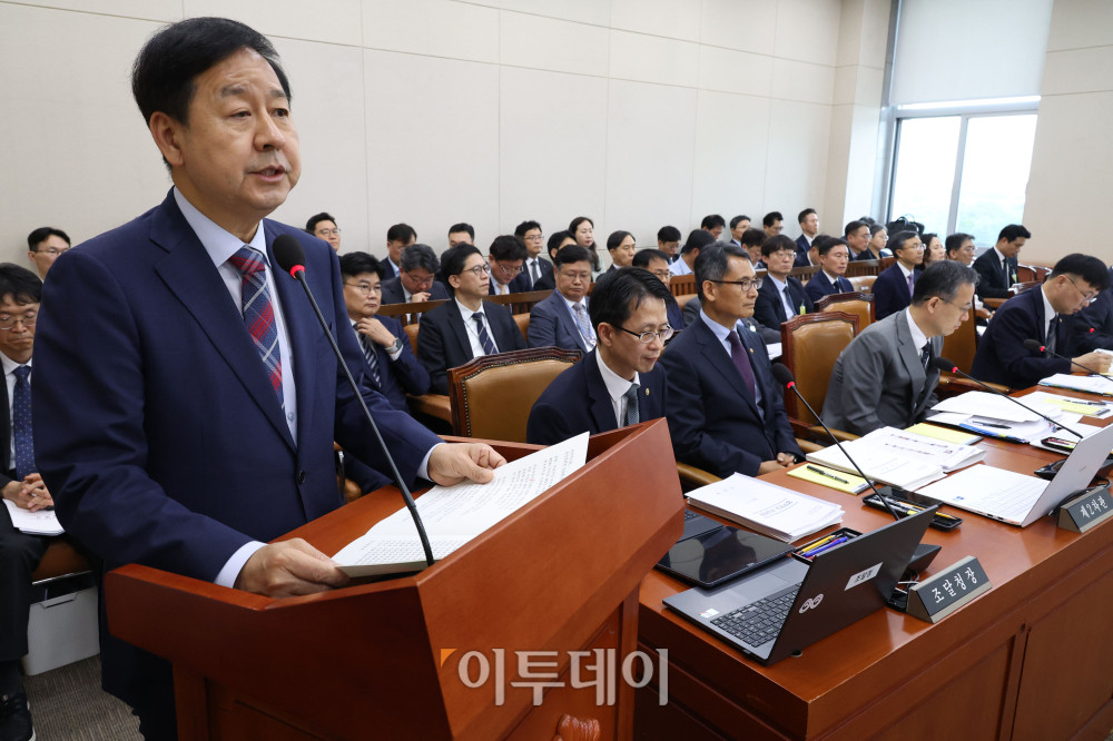 ▲구윤철 부총리 겸 재정경제부 장관이 7일 서울 여의도 국회에서 열린 후반기 재정경제기획위원회 첫 전체회의에서 업무보고를 하고 있다. 고이란 기자 photoeran@