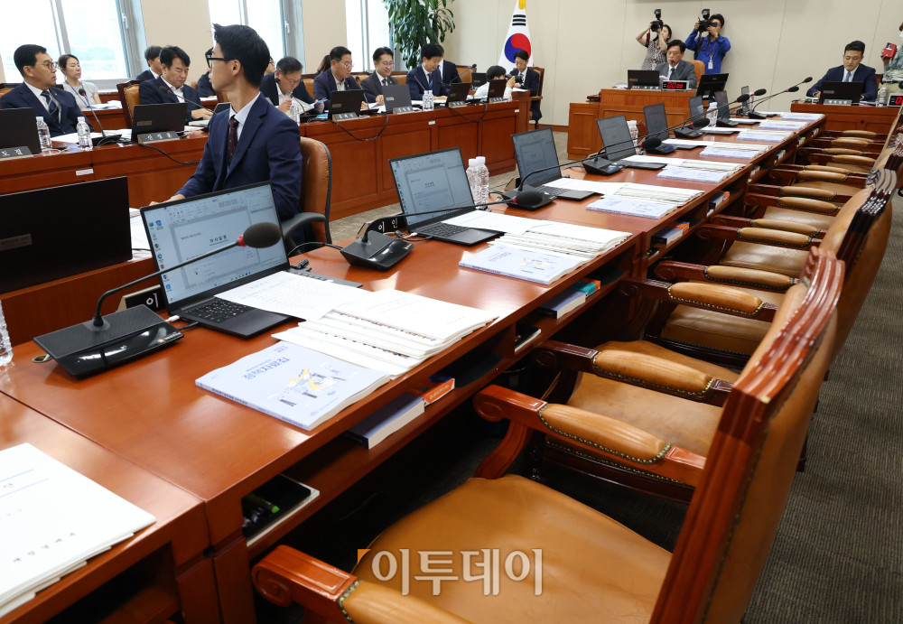 ▲7일 서울 여의도 국회에서 열린 후반기 재정경제기획위원회 첫 전체회의에 국민의힘 의원들 자리가 비어있다. 국민의힘은 더불어민주당의 상임위 구성에 반발하며 보이콧을 선언했다. 고이란 기자 photoeran@