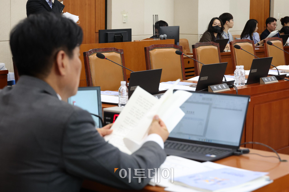 ▲7일 서울 여의도 국회에서 열린 후반기 재정경제기획위원회 첫 전체회의에 국민의힘 의원들 자리가 비어있다. 국민의힘은 더불어민주당의 상임위 구성에 반발하며 보이콧을 선언했다. 고이란 기자 photoeran@