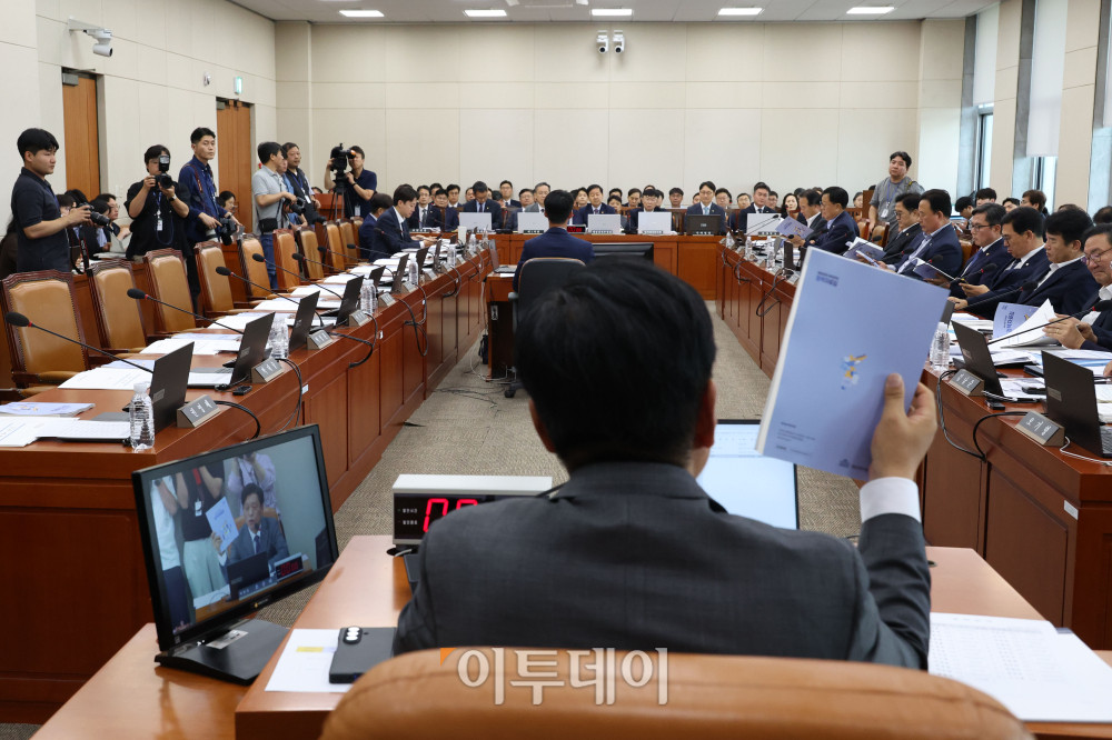 ▲7일 서울 여의도 국회에서 열린 후반기 재정경제기획위원회 첫 전체회의에 국민의힘 의원들 자리가 비어있다. 국민의힘은 더불어민주당의 상임위 구성에 반발하며 보이콧을 선언했다. 고이란 기자 photoeran@