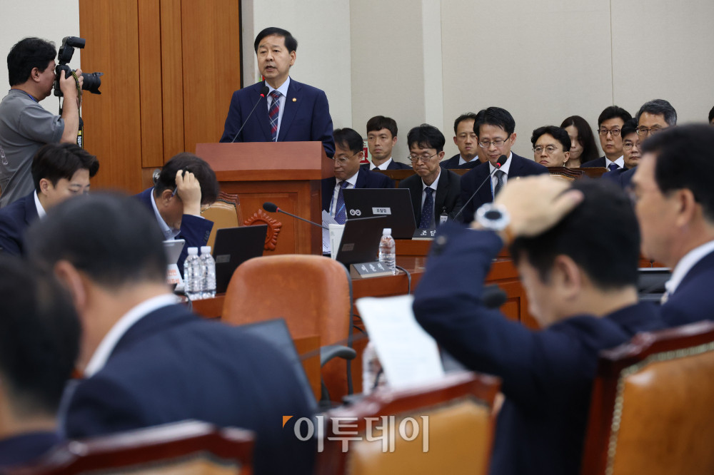 ▲구윤철 부총리 겸 재정경제부 장관이 7일 서울 여의도 국회에서 열린 후반기 재정경제기획위원회 첫 전체회의에서 업무보고를 하고 있다. 고이란 기자 photoeran@