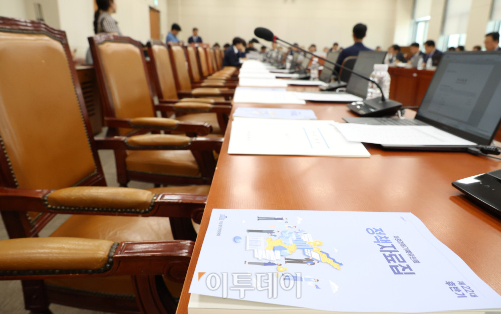▲7일 서울 여의도 국회에서 열린 후반기 재정경제기획위원회 첫 전체회의에 국민의힘 의원들 자리가 비어있다. 국민의힘은 더불어민주당의 상임위 구성에 반발하며 보이콧을 선언했다. 고이란 기자 photoeran@