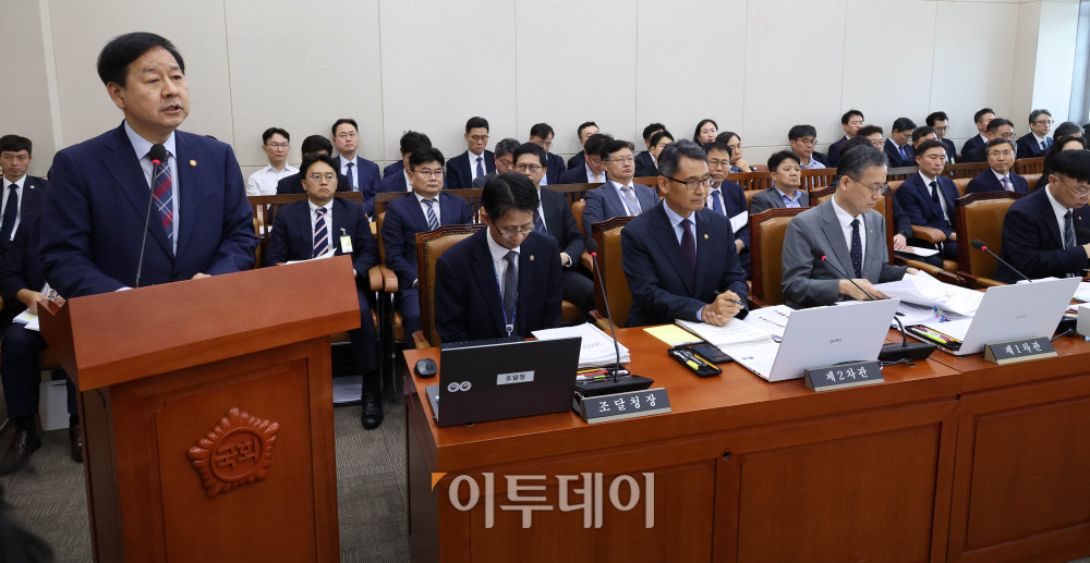 ▲구윤철 부총리 겸 재정경제부 장관이 7일 서울 여의도 국회에서 열린 후반기 재정경제기획위원회 첫 전체회의에서 업무보고를 하고 있다. 고이란 기자 photoeran@