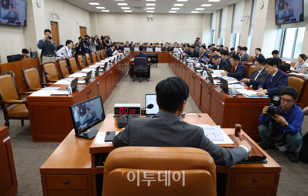 ▲7일 서울 여의도 국회에서 열린 후반기 재정경제기획위원회 첫 전체회의에 국민의힘 의원들 자리가 비어있다. 국민의힘은 더불어민주당의 상임위 구성에 반발하며 보이콧을 선언했다. 고이란 기자 photoeran@