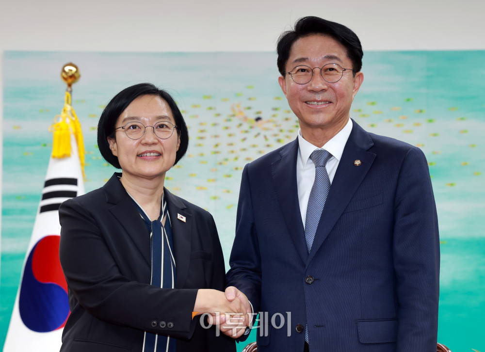 ▲한성숙(왼쪽) 국무총리가 7일 서울 여의도 국회에서 조정식 국회의장을 예방하고 있다. 고이란 기자 photoeran@