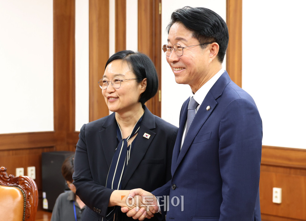 ▲한성숙(왼쪽) 국무총리가 7일 서울 여의도 국회에서 조정식 국회의장을 예방하고 있다. 고이란 기자 photoeran@
