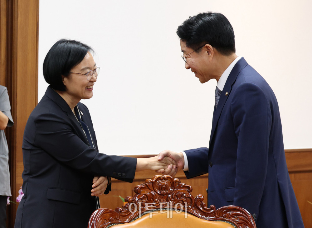 ▲한성숙(왼쪽) 국무총리가 7일 서울 여의도 국회에서 조정식 국회의장을 예방하고 있다. 고이란 기자 photoeran@