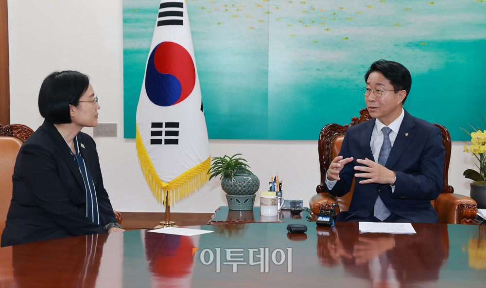 ▲한성숙(왼쪽) 국무총리가 7일 서울 여의도 국회에서 조정식 국회의장을 예방하고 있다. 고이란 기자 photoeran@