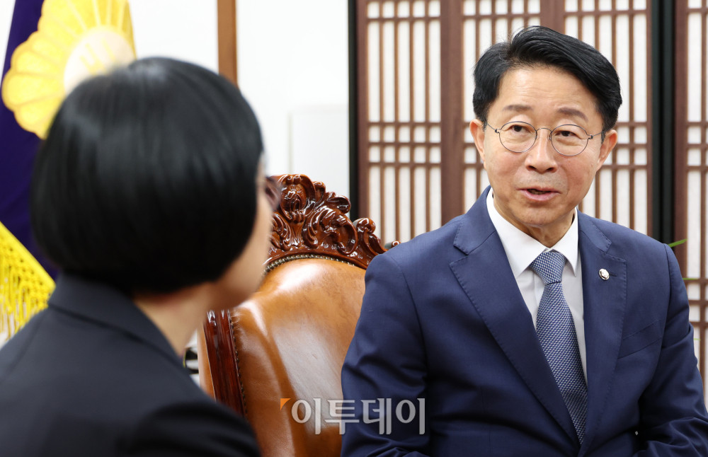 ▲한성숙(왼쪽) 국무총리가 7일 서울 여의도 국회에서 조정식 국회의장을 예방하고 있다. 고이란 기자 photoeran@
