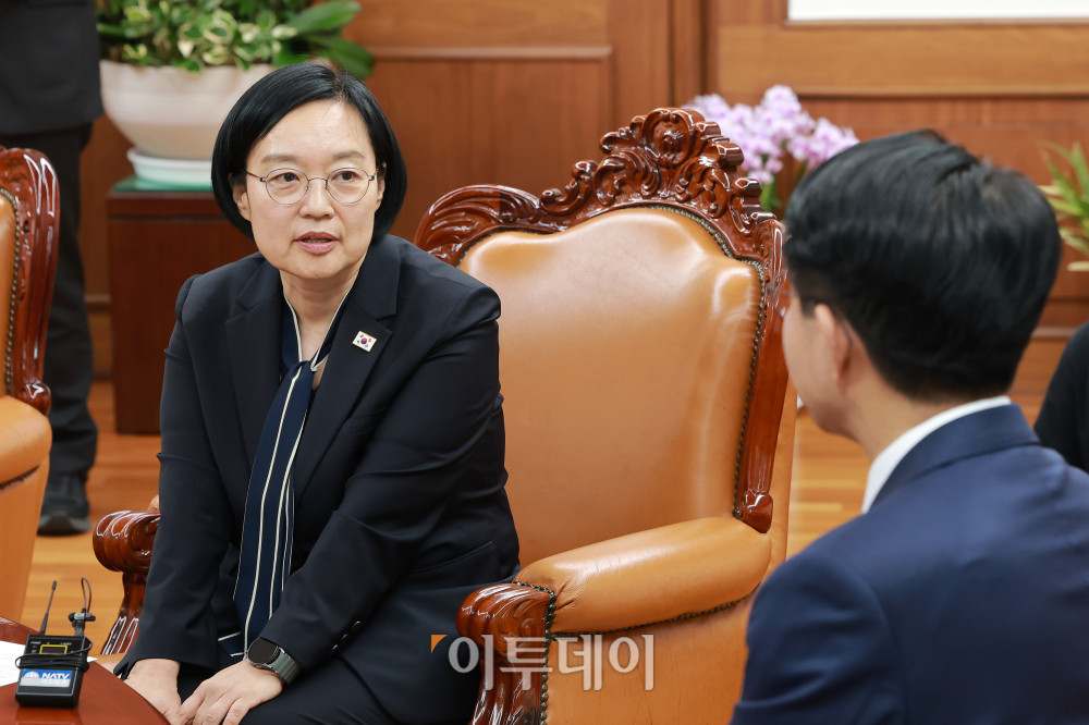 ▲한성숙(왼쪽) 국무총리가 7일 서울 여의도 국회에서 조정식 국회의장을 예방하고 있다. 고이란 기자 photoeran@