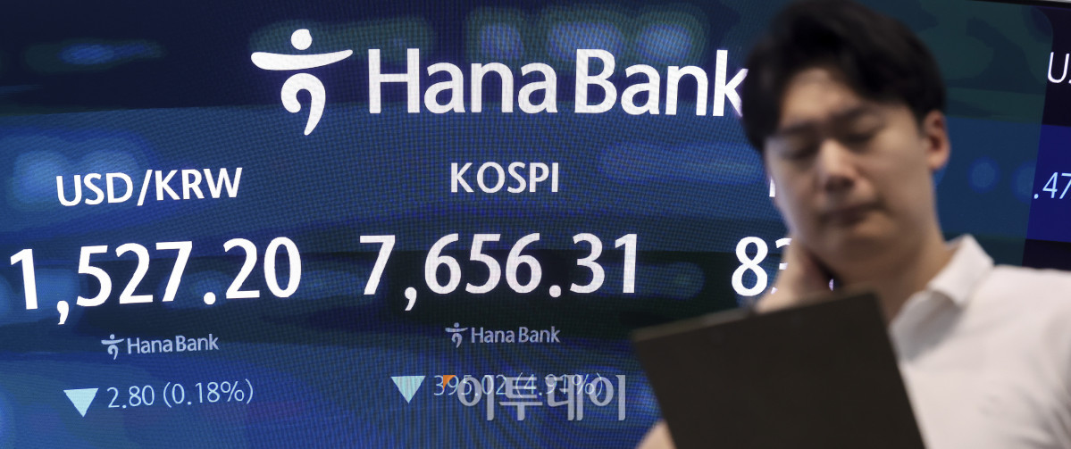 ▲7일 오후 서울 중구 하나은행 딜링룸 전광판에 코스피 지수가 표시되고 있다. 코스피는 전 거래일보다 4.91%내린 7656.31, 코스닥은 1.87% 내린 831.23에 마감했다. 이날 코스피는 장중 8% 넘게 떨어지며 유가증권시장 매매거래가 일시 중단됐다. 한국거래소는 오후 1시 51분 부터 코스피시장 매매거래를 20분간 중단하는 서킷브레이커 1단계를 발동했다. 고성준 기자 joonko1@