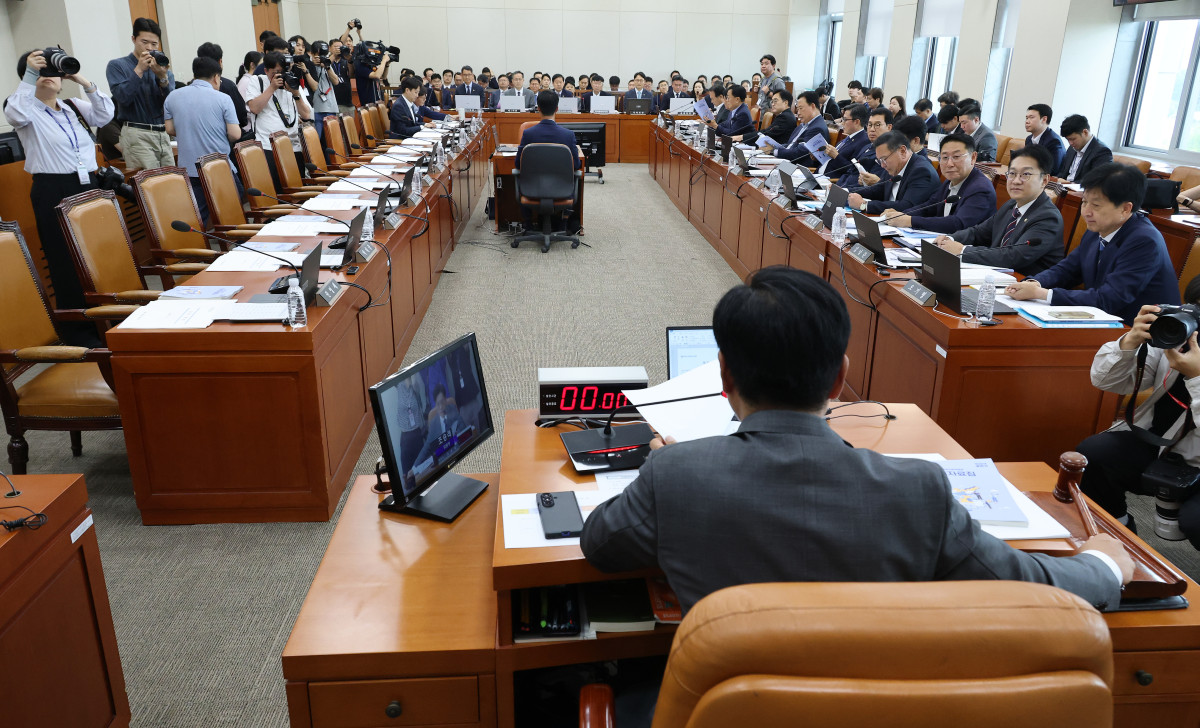 ▲구윤철 부총리 겸 재정경제부 장관이 7일 국회에서 열린 재정경제기획위원회 제1차 전체회의에서 업무보고를 하고 있는 가운데 국민의힘 소속 위원들이 불참해 자리가 비어 있다. (연합뉴스)