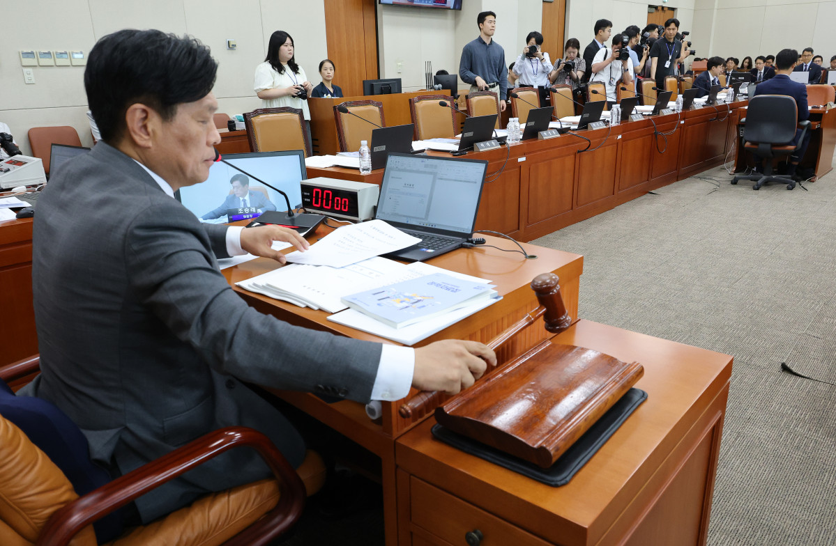 ▲7일 국회에서 열린 재정경제기획위원회 제1차 전체회의에 국민의힘 소속 위원들이 불참해 자리가 비어 있다. (연합뉴스)