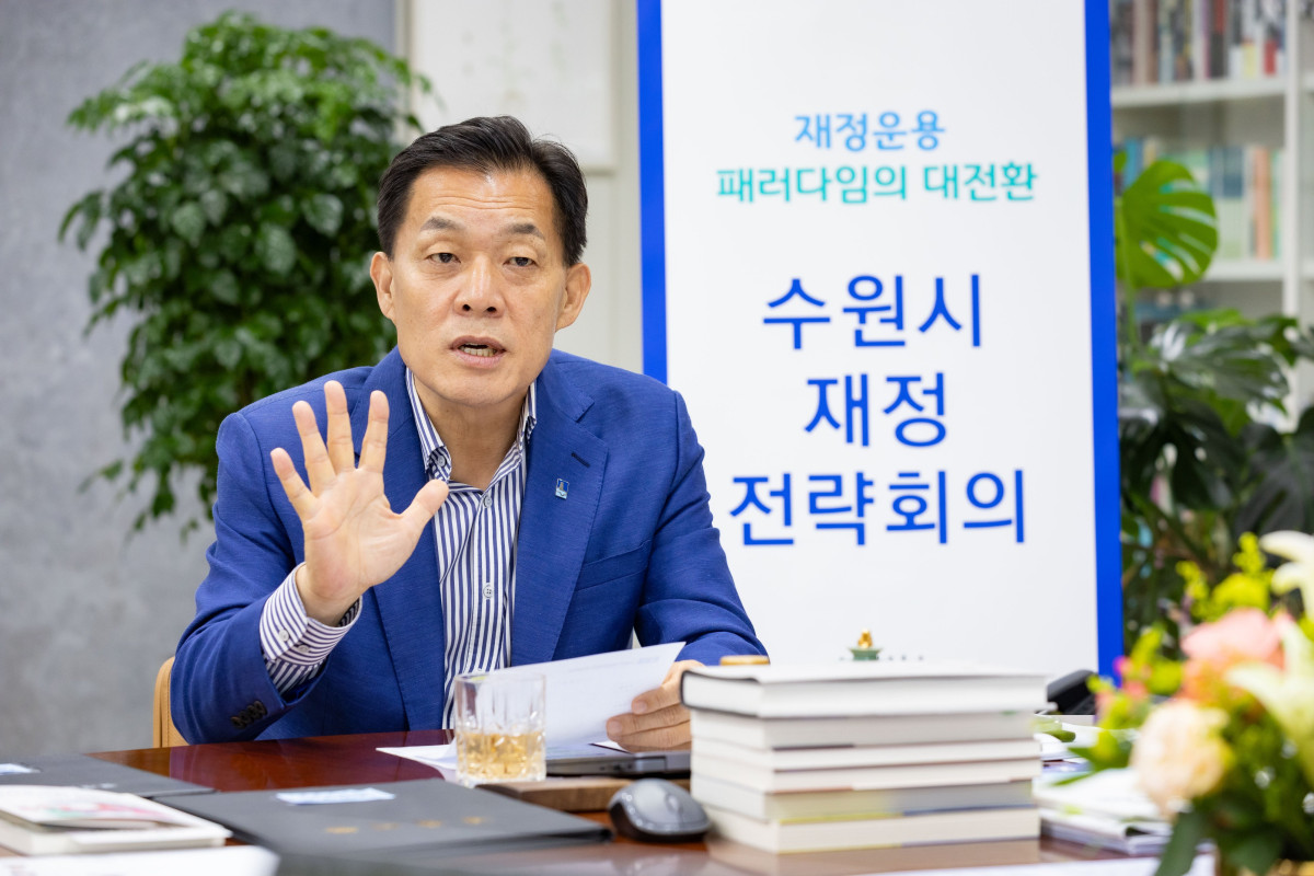 ▲이재준 수원특례시장이 7일 시장 집무실에서 열린 '민선 9기 재정 운영 패러다임 대전환을 위한 재정전략회의'에서 발언하고 있다. (수원특례시)