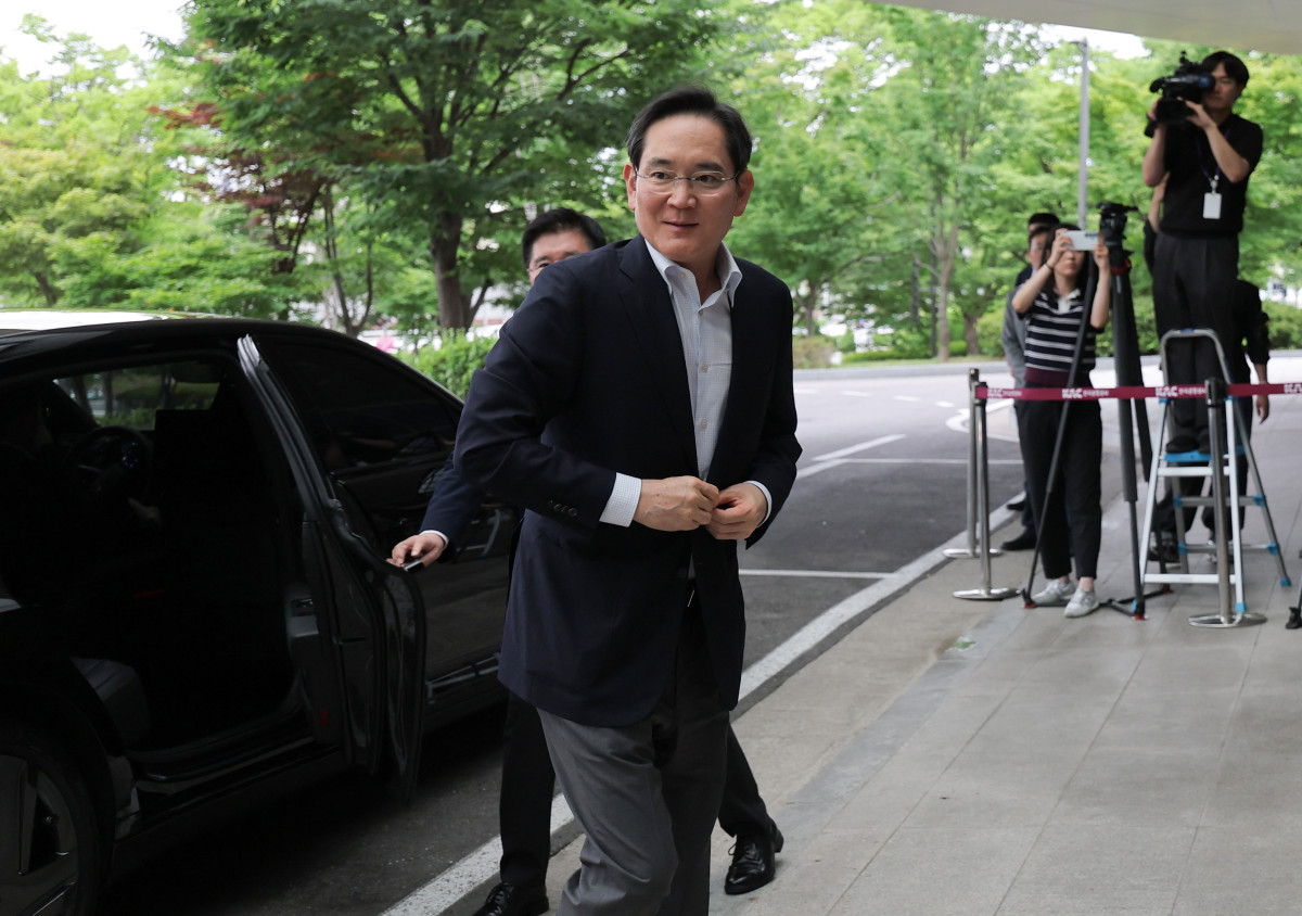 ▲이재용 삼성전자 회장이 7일 미국 시애틀로 출국하기 위해 서울 김포비즈니스항공센터(SGBAC)에 도착해 이동하고 있다. (사진=연합뉴스)