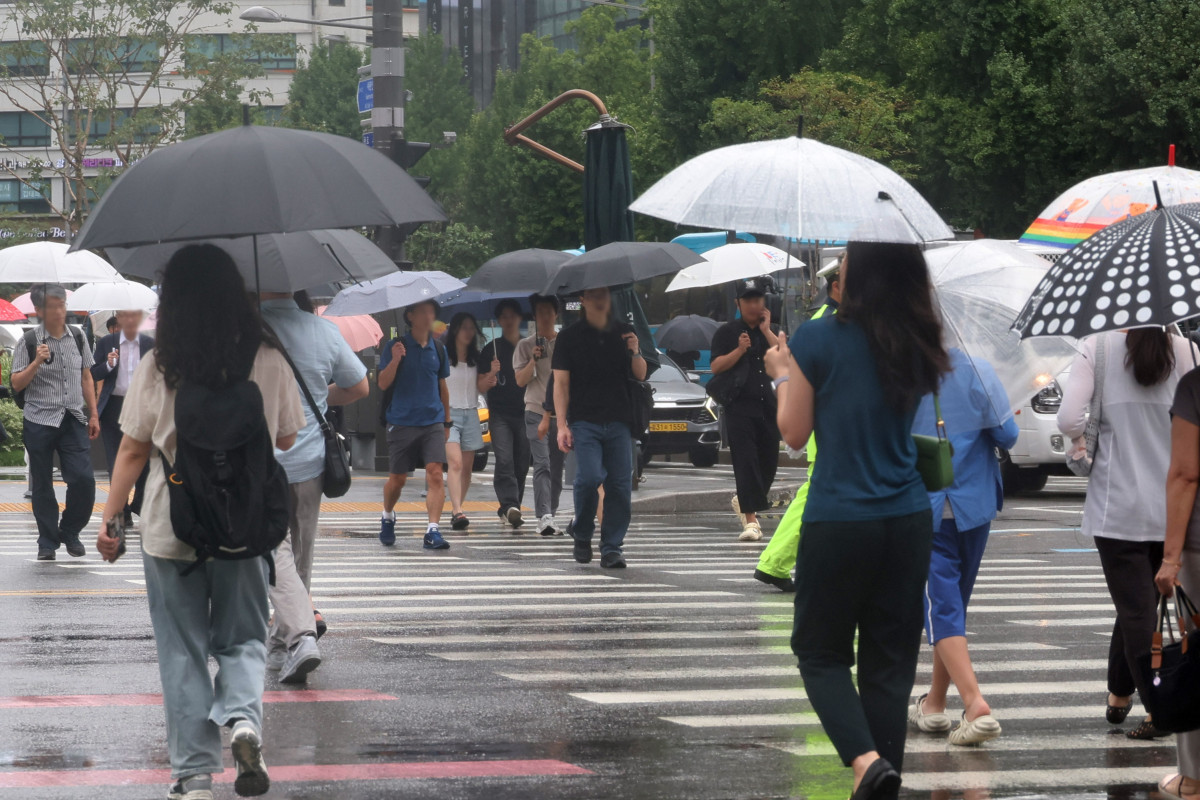 ▲서울 광화문에서 우산을 쓴 시민들이 발걸음을 서두르고 있다. (고이란 기자 photoeran@)