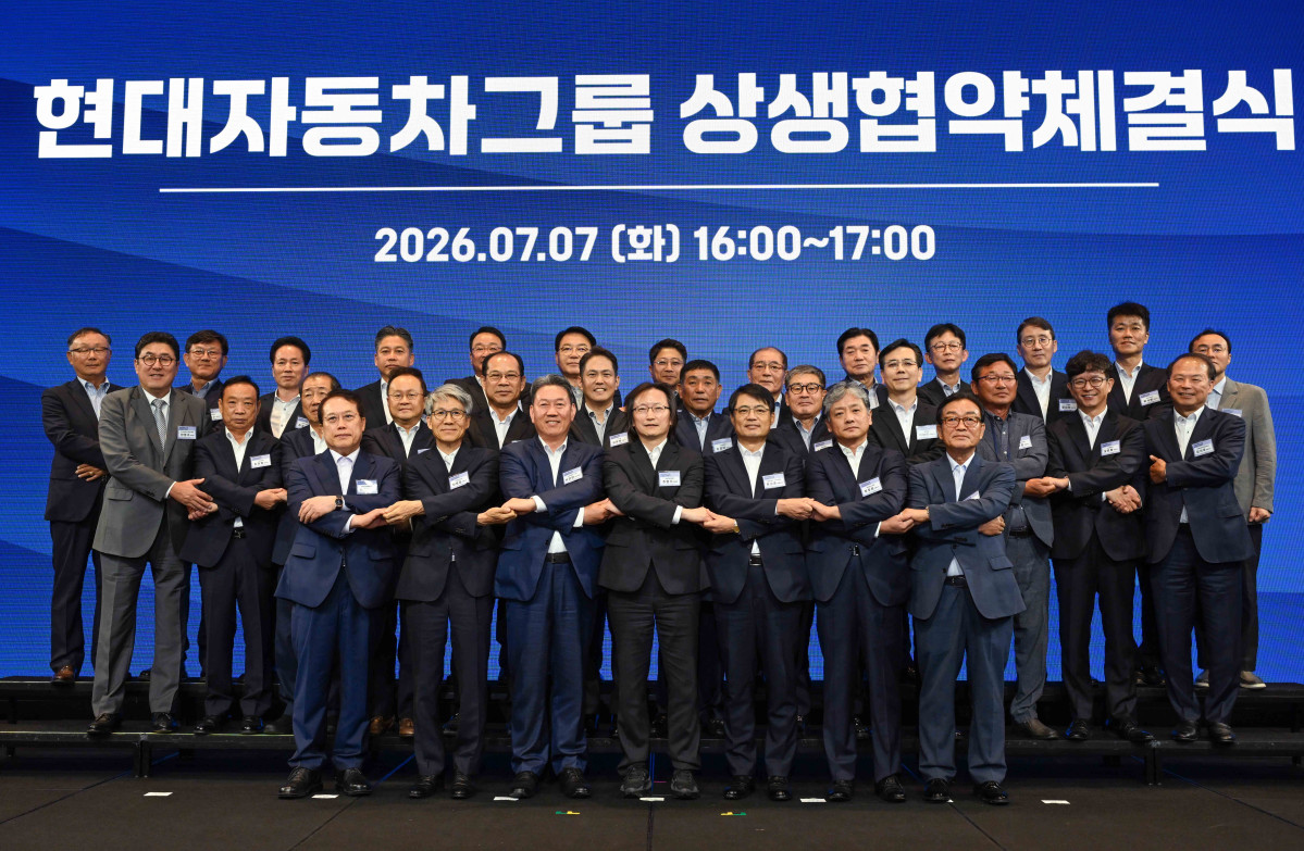 ▲현대차그룹 서강현 기획조정담당 사장(하단 왼쪽에서 3번째)과 공정거래위원회 주병기 위원장(하단 왼쪽에서 4번째)을 포함한 ‘현대자동차그룹 상생협약 체결식’ 주요 참석자들이 기념촬영을 하고 있다. (사진=현대차그룹)