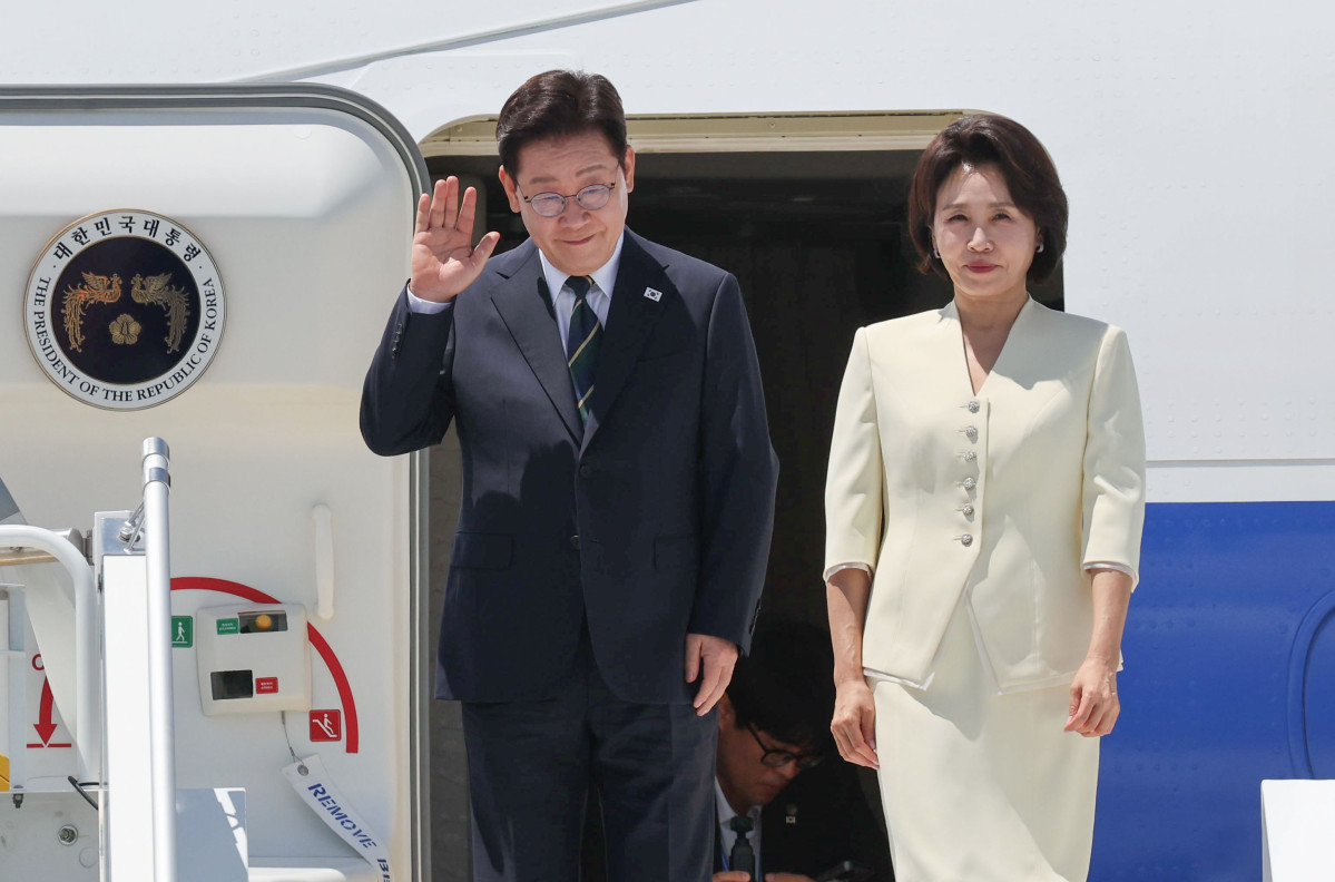 ▲북대서양조약기구(NATO·나토) 정상회의에 참석하는 이재명 대통령과 김혜경 여사가 7일(현지 시간) 튀르키예 앙카라 에센보아 국제공항에 도착해 인사하고 있다. (뉴시스)