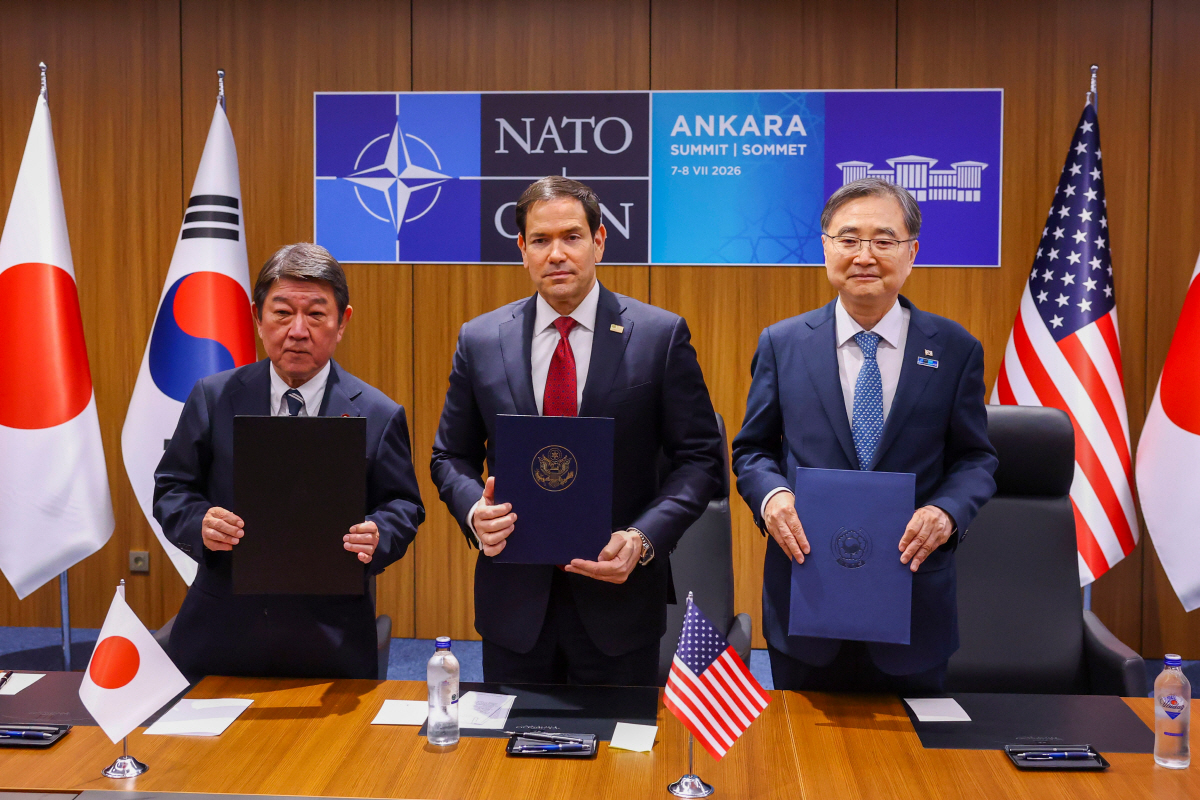 ▲왼쪽부터 모테기 도시미쓰 일본 외무상, 마코 루비오 국무장관, 조현 외교부 장관이 7일(현지시간) 인태 지역 소형모듈원자로(SMR) 협력각서 체결식을 진행하고 있다. 앙카라/AP연합뉴스