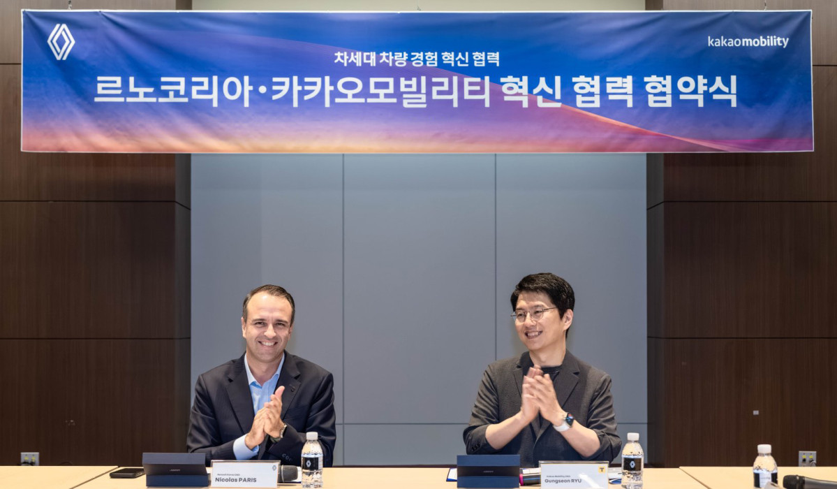 ▲르노코리아가 카카오모빌리티와 ‘차세대 차량 경험 혁신을 위한 업무협약’을 체결했다.(왼쪽부터 르노코리아 니콜라 파리 사장, 카카오모빌리티 류긍선 대표) (사진=르노코리아)