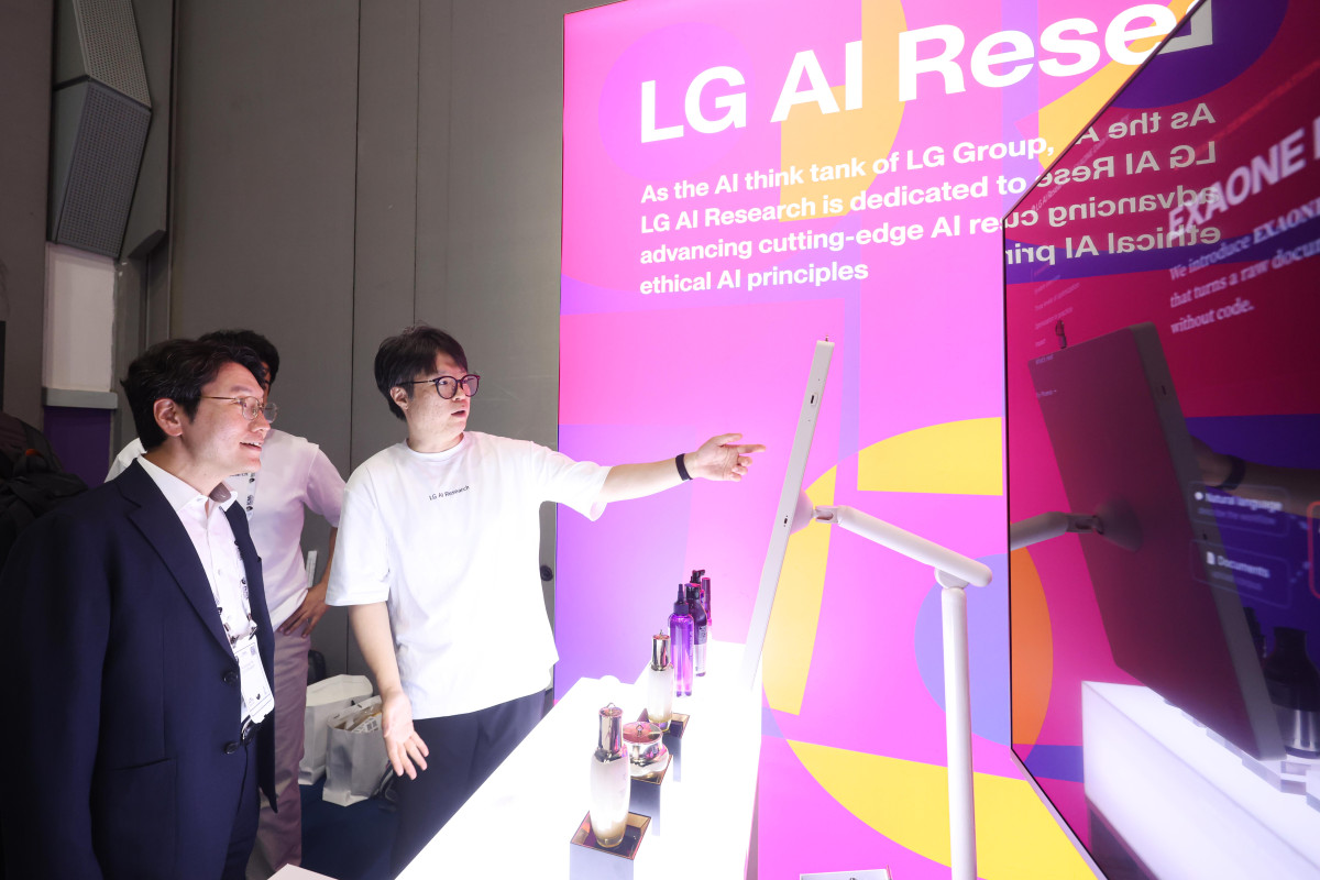 ▲서울 코엑스에서 진행 중인 ICML 2026 LG AI연구원 부스에서 임우형 LG AI연구원 공동 연구원장(사진 왼쪽)이 탈모 관리 신소재 람시딜 설명을 듣고 있는 모습 (사진=LG)