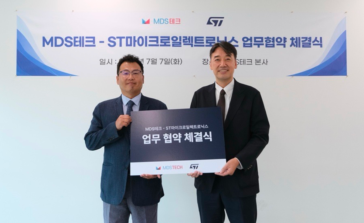 ▲MDS테크 DT사업부장 김원영 상무(왼쪽)와 ST마이크로일렉트로닉스 코리아 GPM 마케팅 총괄 이동구 상무가 기념촬영을 하고 있다.(MDS테크 제공)