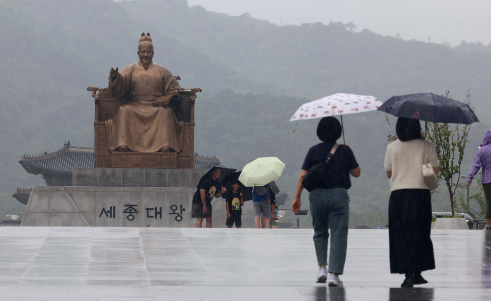 ▲서울 광화문광장에서 우산을 쓴 시민들이 발걸음을 옮기고 있다. (신태현 기자 holjjak@)