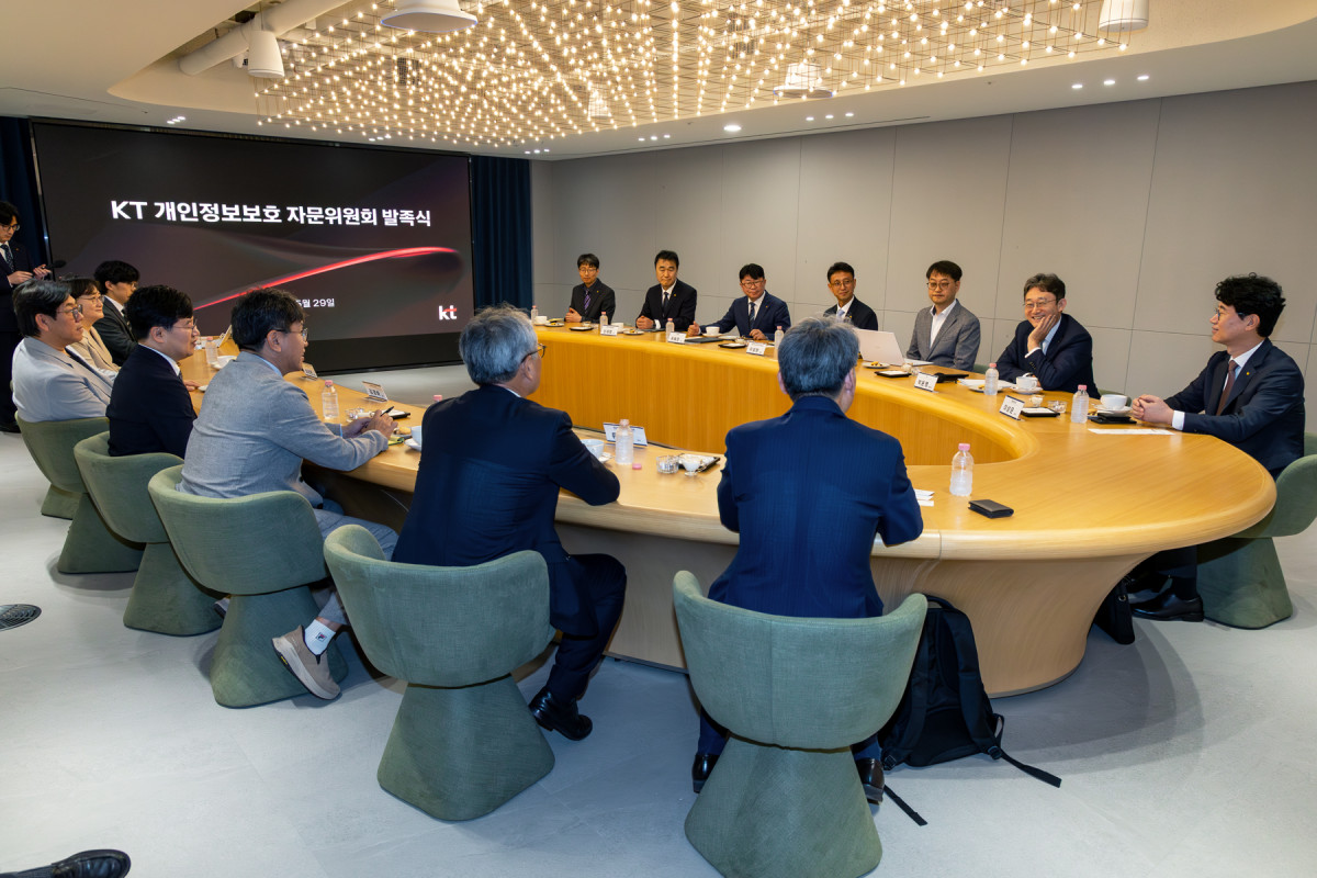 ▲KT 개인정보보호 자문위원회 발족식에 KT 박윤영 대표, 정보보안실장(CISO) 이상운 전무, 개인정보보호그룹장(CPO) 김창오 상무가 참석해 자문위원들과 개인정보보호 체계 고도화 방향을 논의하고 있다. (사진제공=KT)