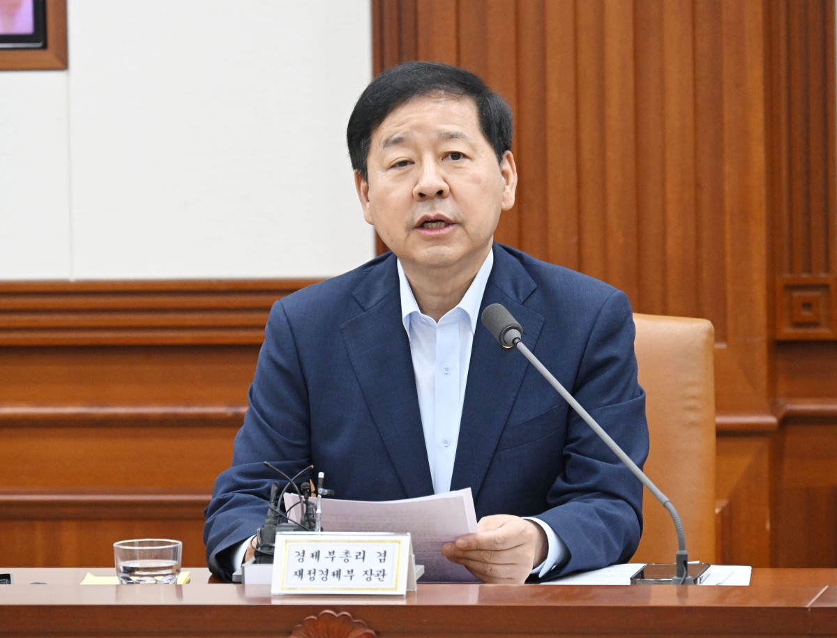 ▲구윤철 부총리 겸 재정경제부 장관이 7월 8일 서울 종로구 정부서울청사에서 열린 '비상경제본부 회의 겸 경제, 산업경쟁력강화 관계장관회의'를 주재, 모두발언을 하고 있다. (재정경제부)