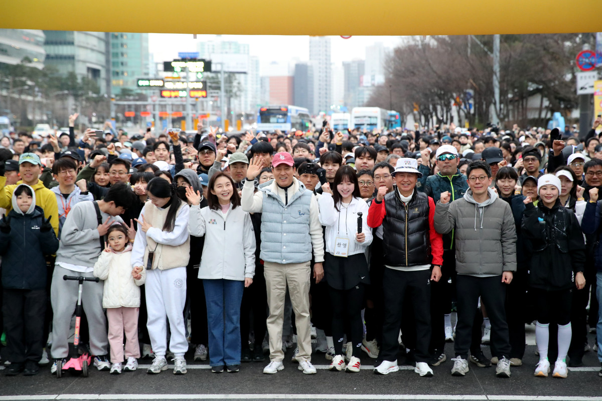 ▲3월 영등포구 여의대로에서 개최된 '쉬엄쉬엄 모닝'에서 오세훈 서울시장과 시민들이 기념 촬영하고 있다. (서울시)