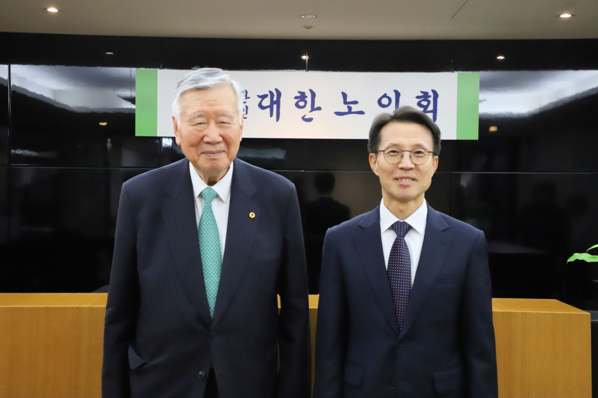 ▲대한노인회를 방문한 김진오(왼쪽) 저출산·고령사회위원회(저출산·고령사회위원회)