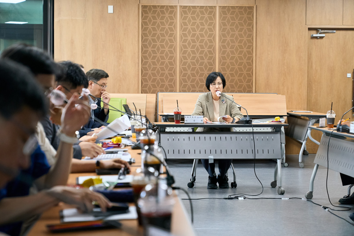 ▲이수희 서울특별시 강동구청장이 3일 ‘더 빠른 재건축‧재개발 협의체(TF) 회의’를 주재하고 있다. (사진 제공 = 서울 강동구)