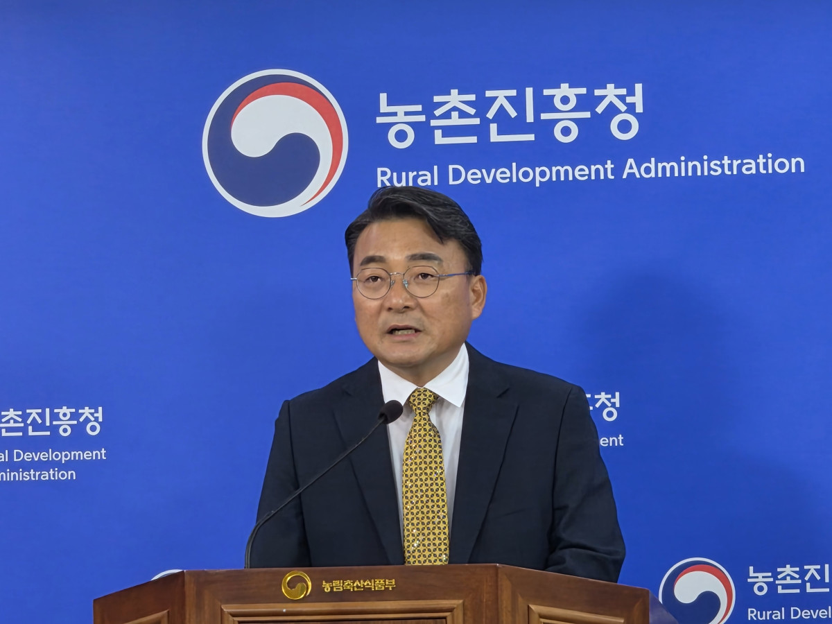 ▲김병석 농촌진흥청 국립식량과학원장이 8일 정부세종청사에서 항당뇨·항고혈압 활성이 우수한 국내 잡곡 원료 선발 및 효능 극대화 최적 혼합비율 설정 브리핑을 하고 있다. (노승길 기자)